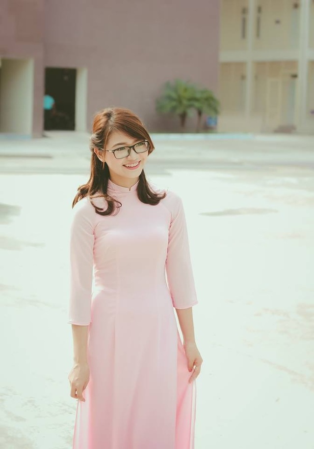 Nữ sinh kỹ thuật tươi như hoa khiến người đối diện "mê mẩn" - 2 Nữ sinh kỹ thuật tươi như hoa khiến người đối diện "mê mẩn" - 2