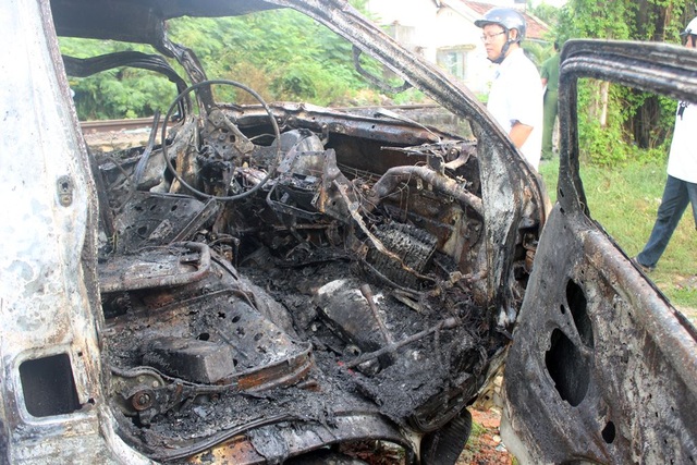 Ô tô không người lái băng qua đường ray, bị tàu kéo lê rồi bốc cháy - 2 Ô tô bị cháy rụi sau tai nạn