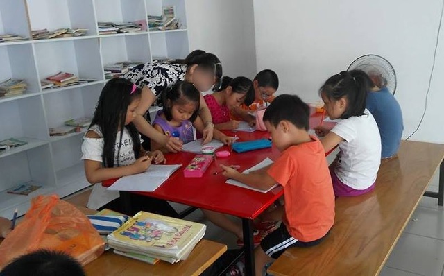 Cận cảnh "gò" trẻ luyện chữ trước khi vào lớp 1 - 3 Lớp luyện chữ tại một chung cư đóng ở Thủ Đức, TPHCM
