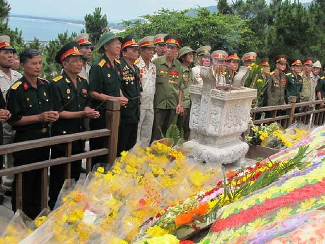 Gần 5 triệu lượt người viếng mộ Đại tướng sau 4 năm Người về quê mẹ - 2 Trong 4 năm qua đã có gần 5 triệu lượt người đến viếng mộ Đại tướng Võ Nguyên Giáp