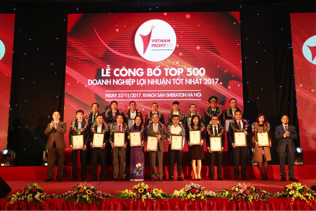 Đất Xanh Miền Trung đạt giải thưởng Top 500 doanh nghiệp lợi nhuận tốt nhất 2017 - 2 Đất Xanh Miền Trung đạt giải thưởng Top 500 doanh nghiệp lợi nhuận tốt nhất 2017 - 2