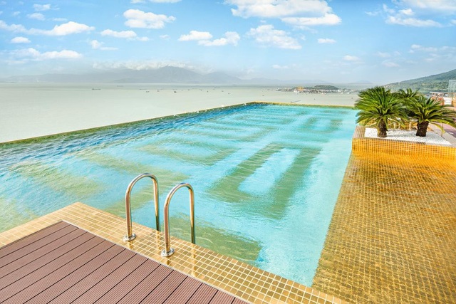 Tận hưởng năm mới sang trọng như ở Dubai tại Đà Nẵng - 2
Bể bơi dát vàng 24K cao nhất và lớn nhất thế giới tại Khách sạn Danang Golden Bay