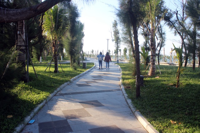 Ngắm phố đi bộ 1,1km đầu tư 68,5 tỷ đồng - 3 Nền được lát bằng đá granite và đá bazan