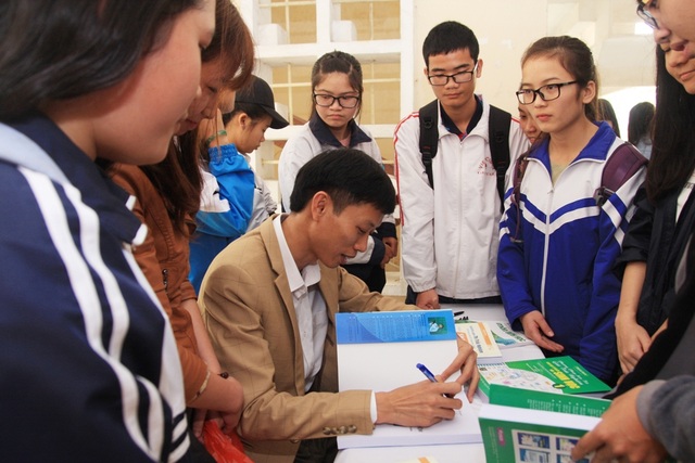 Ra mắt bộ sách Phương pháp siêu tốc chinh phục kì thi THPT Quốc gia 2017 - 3 Bộ sách như một món quà gửi tặng học sinh trước kì thi sắp tới.