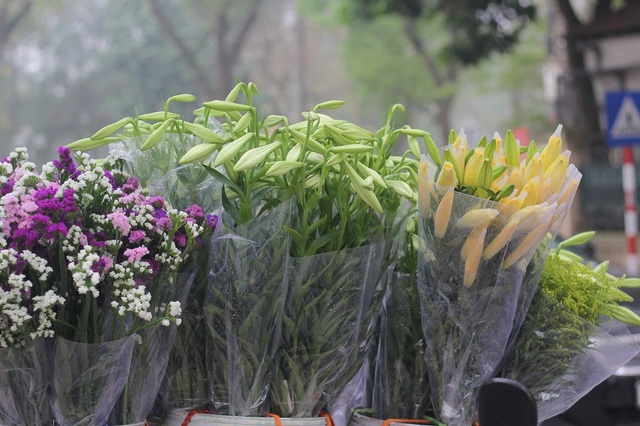 Tinh khôi mùa hoa loa kèn tháng 4 - 4 Hoa đầu mùa thường mới chớm nụ, sắc hoa không đẹp nhưng giá vẫn khá cao, trung bình dao động từ 40.000 - 60.000 đồng/chục.