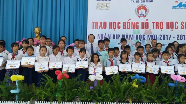 Cảm phục cô học trò một chân - 3 Học sinh khó khăn ở huyện Hóc Môn nhận học bổng hỗ trợ từ ngành giáo dục TPHCM