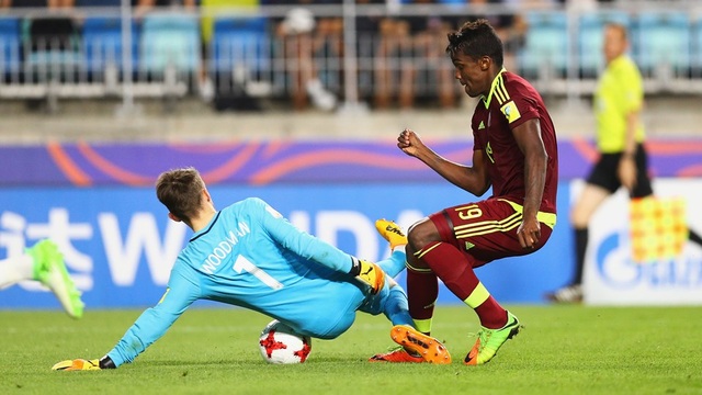 
Cordoba bỏ lỡ cơ hội đáng tiếc trong tình huống đối mặt với thủ môn U20 Anh
