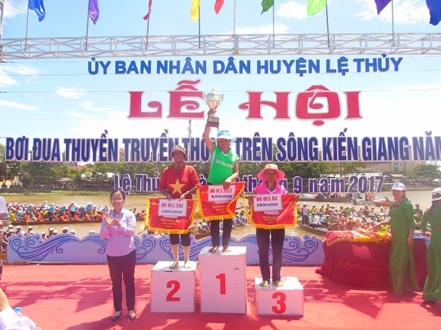 Quảng Bình: Rộn ràng đón Tết độc lập với lễ hội đua thuyền - 8 Ban tổ chức trao giải cho các đội bơi xuất sắc