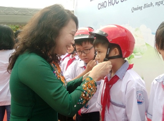 Tặng 2.000 mũ bảo hiểm cho học sinh Quảng Bình - 1 Thứ trưởng Bộ Giáo dục và Đào tạo Nguyễn Thị Nghĩa tặng mũ bảo hiểm cho các em học sinh Quảng Bình