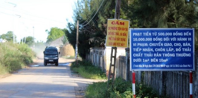 Sông Ba oằn mình gánh rác! - 4 Bảng cấm và mức xử phạt được treo “làm cảnh” trước con đường độc đạo mà các xe tải chở chất thải VLXD hoành hành