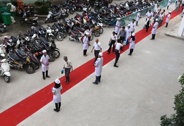 Tri ân người hiến xác cho y học - 5 Các sinh viên xếp thành hàng dài, cúi đầu khi người nhà của người hiến xác đi từ giảng đường đến khoa giải phẫu, nơi chứa các thi hài.