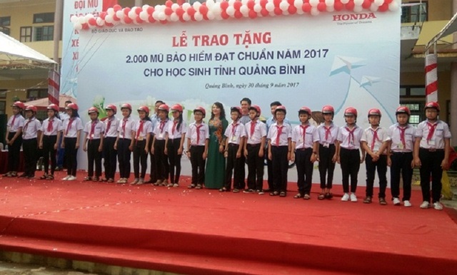 Tặng 2.000 mũ bảo hiểm cho học sinh Quảng Bình - 2 Chương trình do Bộ Giáo dục và Đào tạo phối hợp với Công ty Honda Việt Nam thực hiện
