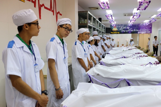 Tri ân người hiến xác cho y học - 6 21 thi hài của những người hiến xác năm 2016 được phủ khăn trắng, choàng chuỗi hoa.