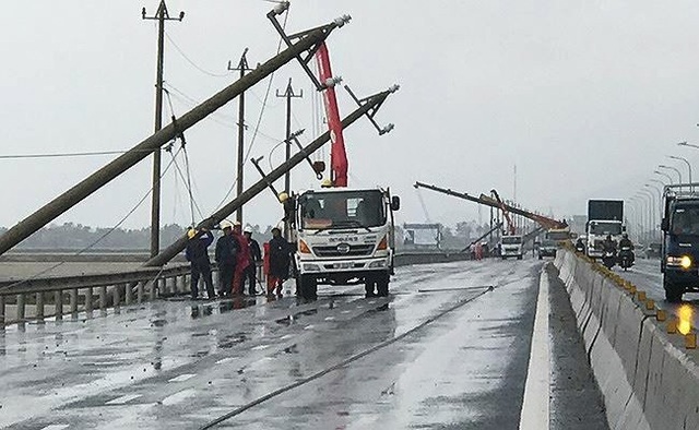 Bão số 12 gây thiệt hại nặng nề. - 2 Hiện tỉnh Phú Yên đang khắc phục sự cố điện