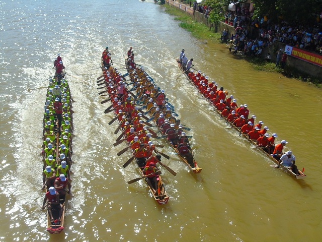 Lễ hội đua thuyền trên sông Kiến Giang, huyện Lệ Thủy