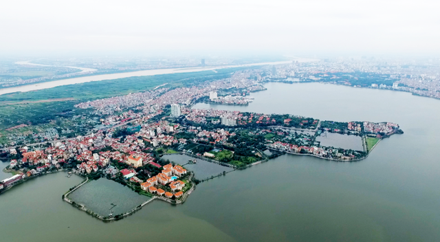 Đẹp ngỡ ngàng hồ Hà Nội nhìn từ trên cao - 7 Hồ Tây trước đây còn có các tên gọi khác như Đầm Xác Cáo, Hồ Kim Ngưu, Lãng Bạc, Dâm Đàm, Đoài Hồ, là một hồ nước tự nhiên lớn nhất ở nội thành Hà Nội. Hồ có diện tích hơn 500 ha với chu vi là 18 km nổi bật bởi vẻ đẹp nên thơ, lãng mạn. Đây cũng được xem là biểu tượng của Thủ đô, một trong những địa điểm du lịch nổi tiếng mà khách du lịch thường ghé qua khi đến Hà Nội.