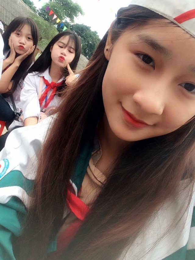 Những nữ sinh đến từ Lào Cai thật xinh đẹp và quyến rũ. Hãy xem những bức ảnh của họ để chiêm ngưỡng cảnh đẹp của vùng núi Tây Bắc Việt Nam và sự tươi trẻ, năng động của phái đẹp Việt Nam.