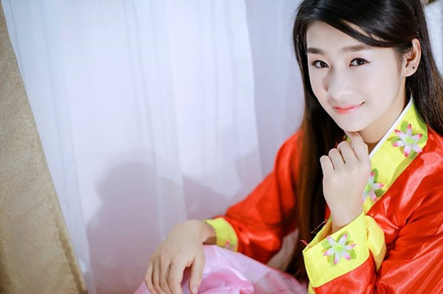 Nữ sinh Lào Cai khốn khổ vì bị nhầm là "hot girl ảnh bìa" sách giáo khoa - 6
Dù ở góc chụp nào, nữ sinh Lào Cai vẫn rất xinh đẹp