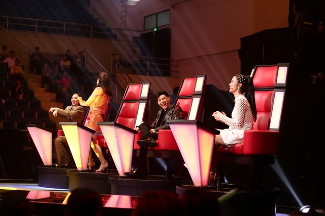 Giọng ca 16 tuổi hát nhạc Trịnh "gây sốt" vòng loại trực tiếp The Voice - 4 Các HLV phấn khích vì tiết mục của Anh Đức.