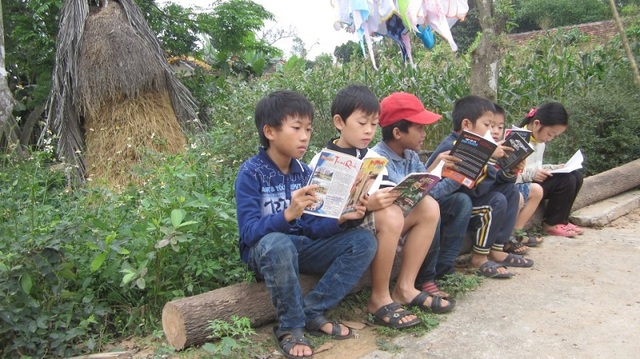 Thư viện miễn phí của chàng trai bị liệt nửa người - 3 Những cô cậu học trò mải mê với những cuốn sách từ thư viện của người đàn ông tàn tật Mai Văn Khoa