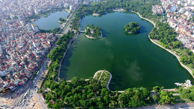 Đẹp ngỡ ngàng hồ Hà Nội nhìn từ trên cao - 12 Hồ Bảy Mẫu là một hồ nước ngọt nằm trong công viên Thống Nhất ở Hà Nội. Mặt nước hồ chiếm khoảng 28 ha, giữa hồ có đảo Thống Nhất và đảo Hòa Bình.
