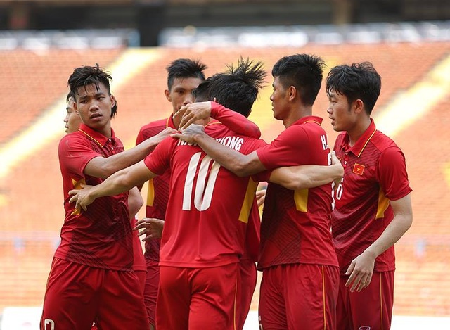 U22 Việt Nam 4-1 U22 Campuchia: Cú đúp của Công Phượng - 5
U22 Việt Nam giải tỏa áp lực ở cuối hiệp 1 với 1 bàn thắng