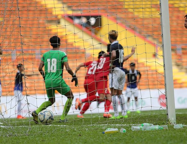 U22 Việt Nam 4-1 U22 Campuchia: Cú đúp của Công Phượng - 1
U22 Việt Nam thắng chung cuộc Campuchia 4-1 và có được 6 điểm sau hai trận thắng ở môn bóng đá nam SEA Games 29