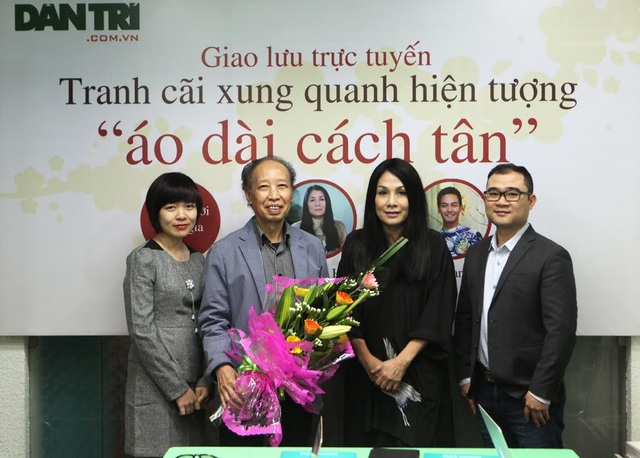 “Đừng để việc cách tân dẫn tới việc phải định nghĩa lại Áo dài” - 1 TBT Báo Dân trí tặng hoa tới Nhà thiết kế Minh Hạnh tại buổi giao lưu chiều 6/2.
