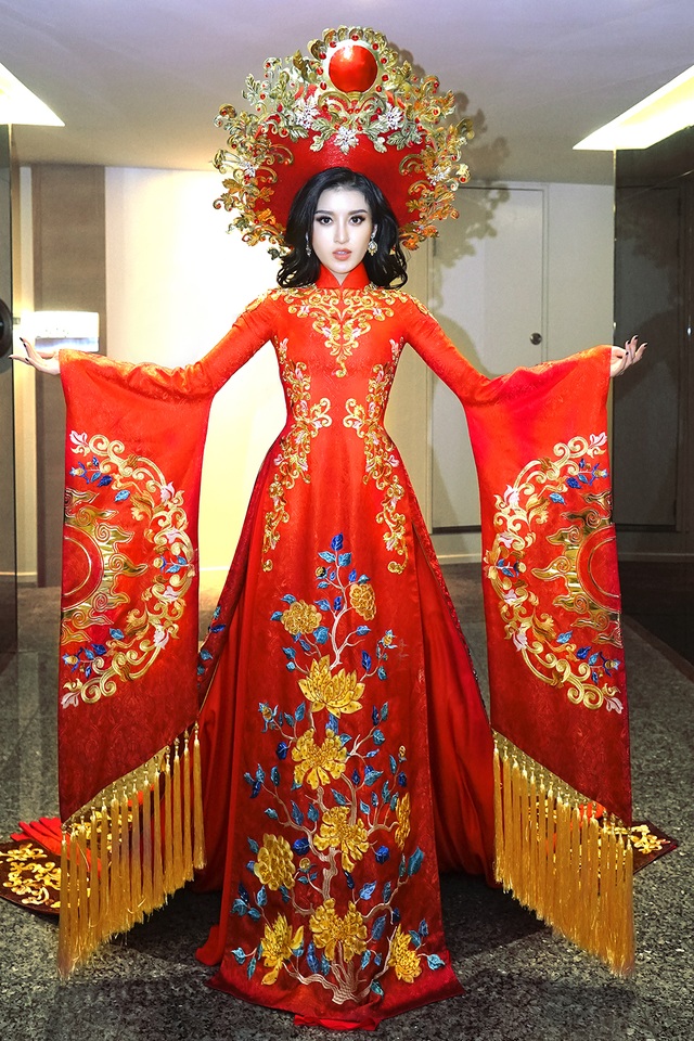 Hé lộ trang phục dân tộc của Huyền My tại Hoa hậu Hòa bình thế giới - 1 Đại diện nhan sắc Việt Nam tại Miss Grand 2017 – Á hậu Huyền My đã chọn áo dài để dự thi trang phục quốc tế.