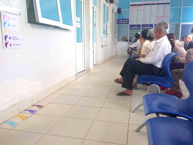 Dùng chỉ dẫn “dấu chân màu” cho bệnh nhân mắt - 2
Các bệnh nhân cho biết đã có sự thuận tiện hơn nhiều từ lúc có bảng chỉ dẫn dấu chân màu tại Bệnh viện mắt Huế