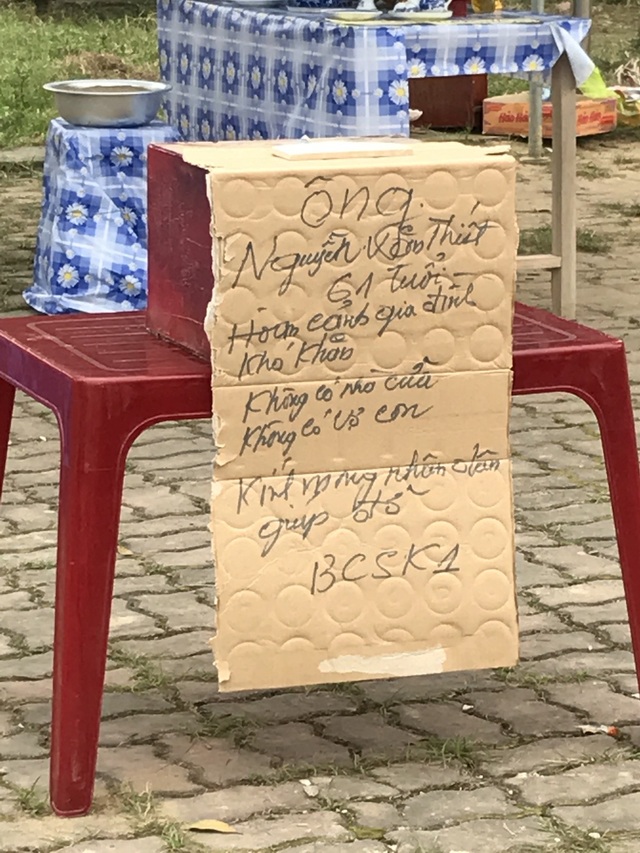 Phát hiện thi thể người đàn ông tại cổng thành cổ Vinh - 4
Người dân lập hòm công đức quyên góp để mai táng cho nạn nhân.