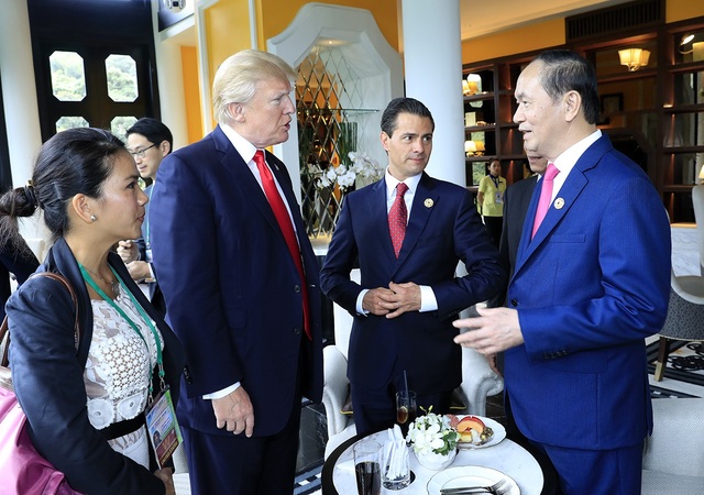 Phiên họp quan trọng nhất của các lãnh đạo APEC - 25
Chủ tịch nước Trần Đại Quang trò chuyện với Tổng thống Mỹ Donald Trump trong giờ nghỉ giải lao (Ảnh: Ban tổ chức APEC Việt Nam 2017)