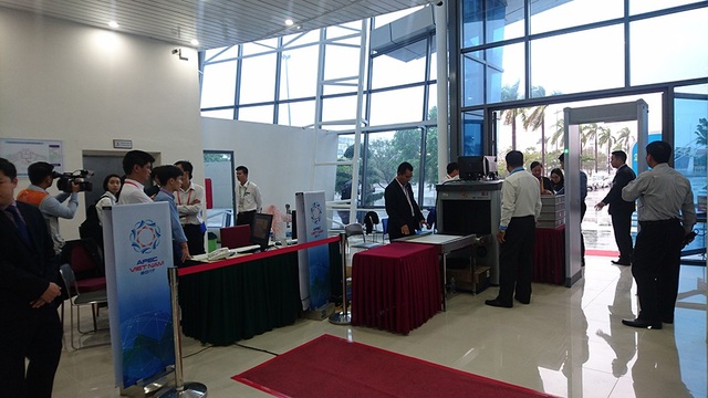 Đà Nẵng đã sẵn sàng cho khai mạc APEC 2017 - 2
Tại Trung tâm báo chí, các công đoạn kiểm tra an ninh ra vào được thực hiện rất nghiêm ngặt.