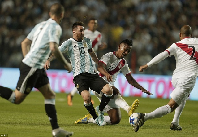 Hòa Peru, Argentina đứng trước nguy cơ bị loại khỏi World Cup 2018 - 3
Messi đã có một trận đấu đầy vô duyên