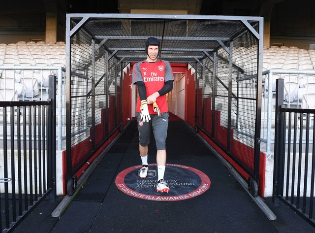 Lacazette hứng khởi trong buổi tập đầu tiên cùng Arsenal - 1
Thủ thành Petr Cech ra sân chuẩn bị buổi tập cùng các đồng đội