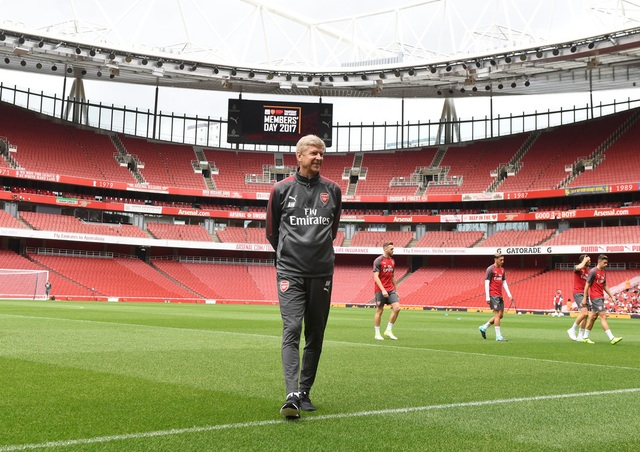 Sanchez trở lại luyện tập cùng Arsenal chuẩn bị đá Siêu cúp Anh - 2
Vị chiến lược gia người Pháp tỏ ra khá thoải mái và vui vẻ. Thành tích du đấu của Arsenal vào mùa hè không ấn tượng. Đội bóng này thậm chí vô địch Emirates Cup dù chỉ thắng có 1 trận (trong khi Sevilla thắng 2 trận lại về nhì do giải đấu này tính một bàn thắng là một điểm)