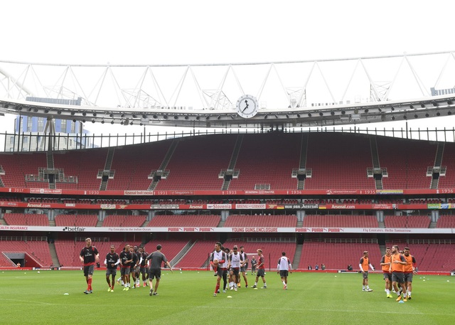 Sanchez trở lại luyện tập cùng Arsenal chuẩn bị đá Siêu cúp Anh - 3
Các cầu thủ Arsenal chia đội hình làm ba nhóm khởi động