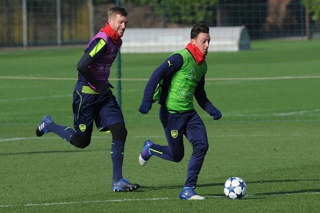 Koscielny, Ramsey trở lại tập cùng Arsenal trước trận gặp Liverpool - 5
Metersacker đuổi theo Ozil trên sân tập của Arsenal