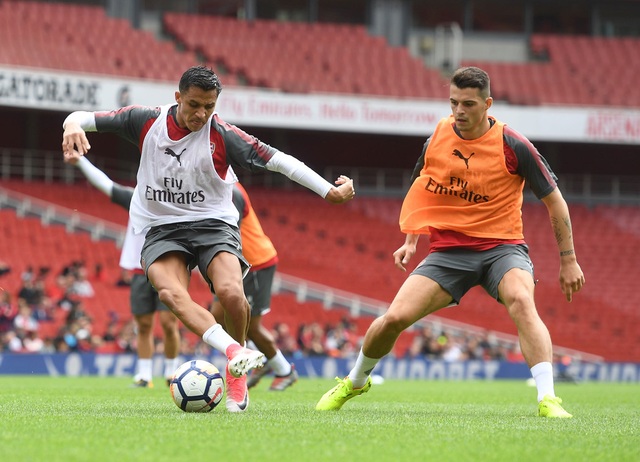 Sanchez trở lại luyện tập cùng Arsenal chuẩn bị đá Siêu cúp Anh - 10
Sanchez (trái) che chắn bóng trước Xhaka (phải). Tiền đạo người Chile khẳng định muốn rời Arsenal, tuy nhiên Wenger kiên quyết không cho anh đi nên tiền đạo người Chile tôn trọng quyết định của HLV. Hợp đồng của Sanchez với Arsenal chỉ còn một năm và khả năng sang năm đội bóng này sẽ để tiền đạo người Chile ra đi tự do nếu không thuyết phục được anh gia hạn hợp đồng