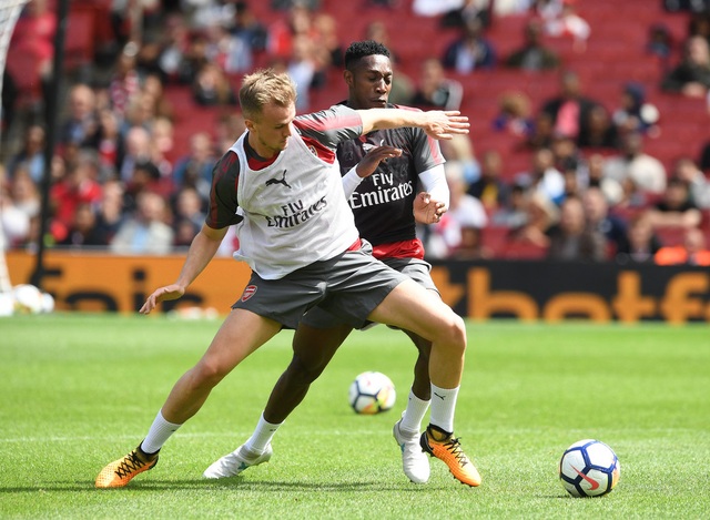 Sanchez trở lại luyện tập cùng Arsenal chuẩn bị đá Siêu cúp Anh - 16
Buổi tập của Arsenal diễn ra quyết liệt, các cầu thủ rất tập trung trong các tình huống tranh chấp