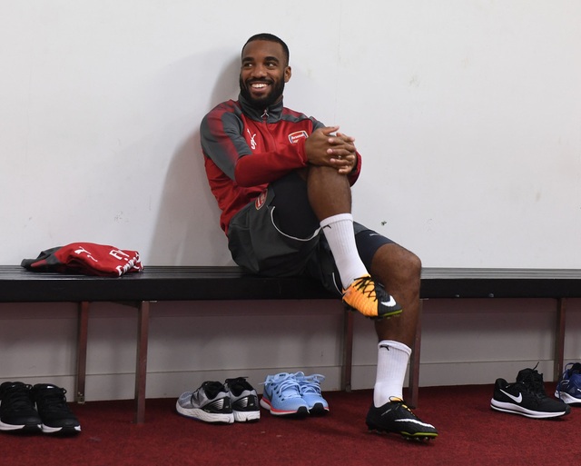 Lacazette hứng khởi trong buổi tập đầu tiên cùng Arsenal - 2
Tân binh Lacazette tươi cười trong phòng thay đồ, tiền đạo người Pháp đang là cầu thủ đắt giá nhất trong lịch sử chuyển nhượng của Arsenal. Đội bóng thành London vừa chi trả 45 triệu bảng cho Lyon để chiêu mộ Lacazette