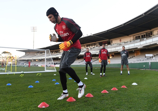 Lacazette hứng khởi trong buổi tập đầu tiên cùng Arsenal - 11
Cech khởi động trên sân tập. Ở tuổi 35, Cech sẽ vẫn thủ thành số một của Arsenal ở mùa giải năm nay