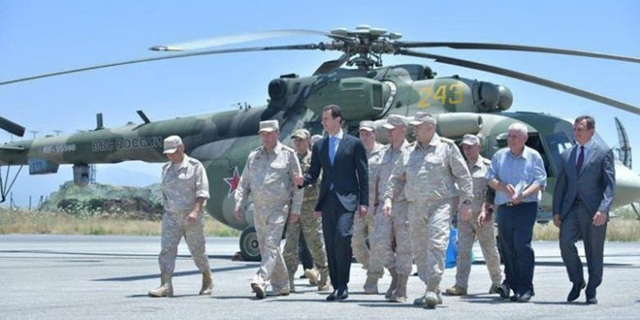 Tổng thống Syria vào buồng lái máy bay chiến đấu Nga - 2 Các quan chức quân sự Nga đi cùng Tổng thống Assad tại căn cứ Hmeymim (Ảnh: Reuters)