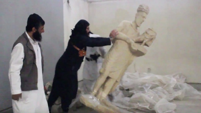 Các tay súng của IS đập phá những bức tượng trong bảo tàng ở thành phố Assyrian. (Ảnh: Al-Jazzerra)
