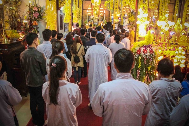 Đón giao thừa cùng tiếng chuông chùa đồng loạt ngân vang - 3 Nhiều người dân Huế tranh thủ đi lễ chùa vào Giao thừa năm mới cầu may mắn, hạnh phúc