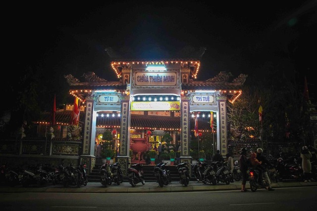 Đón giao thừa cùng tiếng chuông chùa đồng loạt ngân vang - 6 Chùa Thiên Minh (đường Điện Biên Phủ, TP Huế) tấp nập người dân đến đi lễ trong đêm Giao thừa