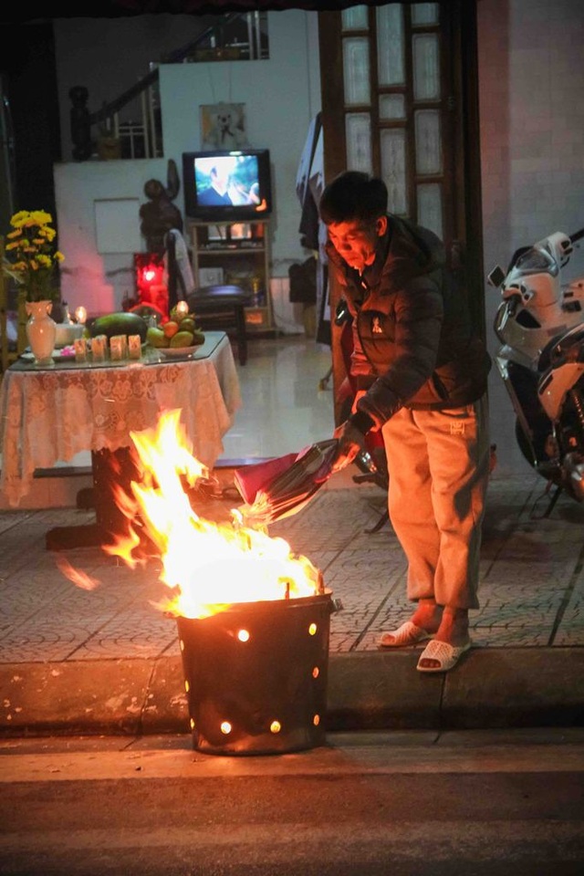 Đón giao thừa cùng tiếng chuông chùa đồng loạt ngân vang - 7 Ngoài các con đường gần chùa nhiều người dân cũng đang bắt đầu đốt giấy tiền vàng mã sau lễ cúng Giao thừa 0h năm mới