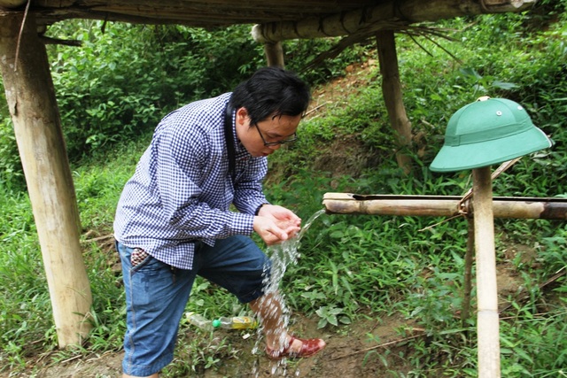 Nhớ chuyến đi... đặc biệt - 9
Nước uống được lấy từ rừng núi qua cây nứa.