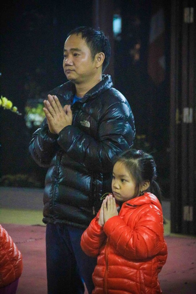 Đón giao thừa cùng tiếng chuông chùa đồng loạt ngân vang - 5 Cha và con gái cùng nhau cầu nguyện những điều tốt đẹp trong năm mới.