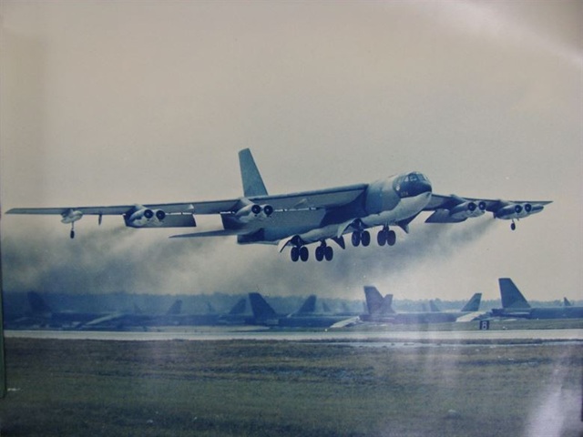 Kỳ tích "Điện Biên Phủ trên không": Sự ngợi ca của thế giới - 1
Một chiếc B-52 cất cánh từ căn cứ không quân Andersen ở Guam để tham gia chiến dịch Điện Biên Phủ trên không. (Ảnh: Không quân Mỹ)